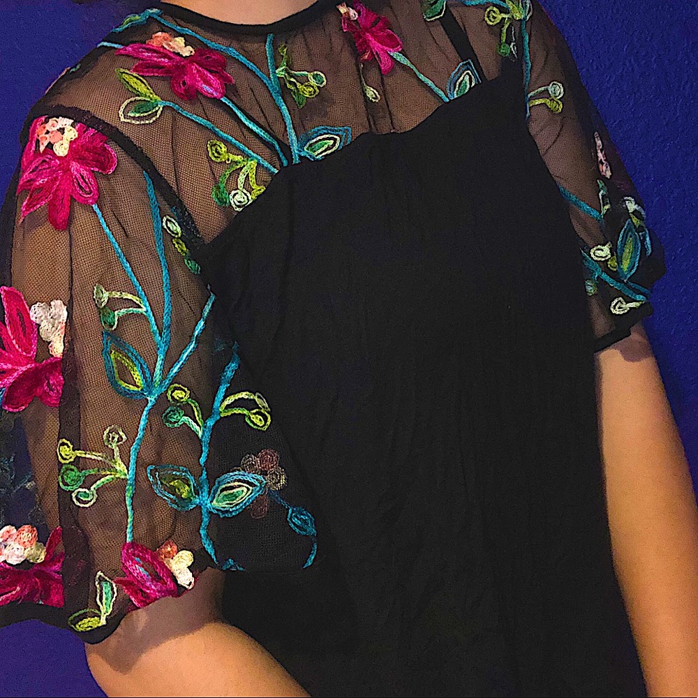 Small/Black/Box Tee/Lace Sleeves/Flower Embroidery
